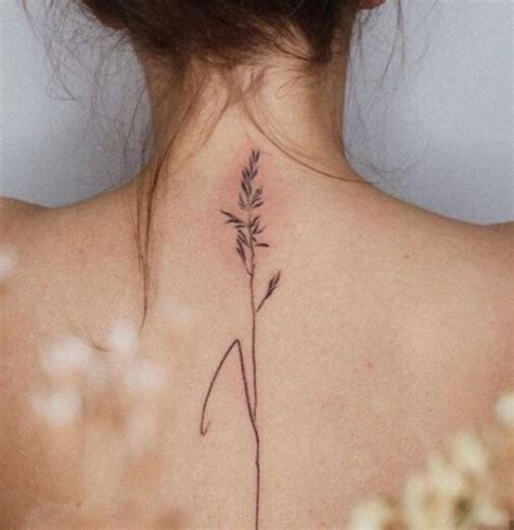 Tatouage colonne vertébrale femme : 50 idées et inspirations